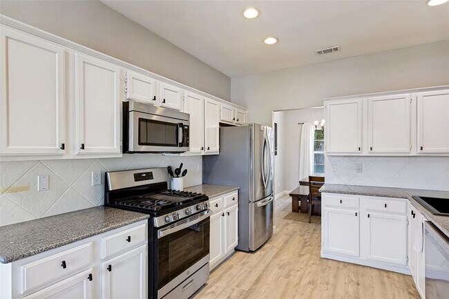 Building Photo - 16301 Essex Cove