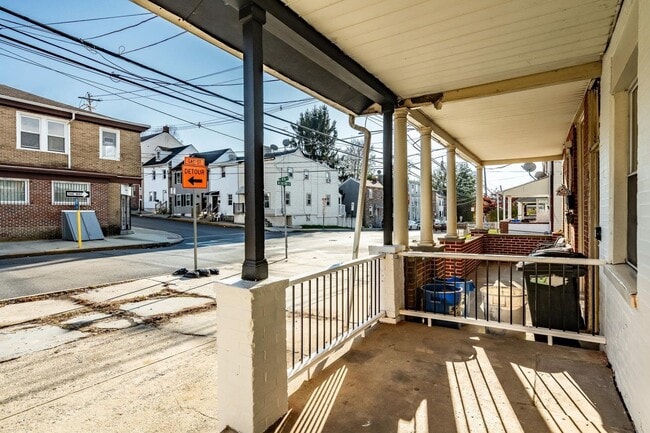 Building Photo - 235 W Chestnut St