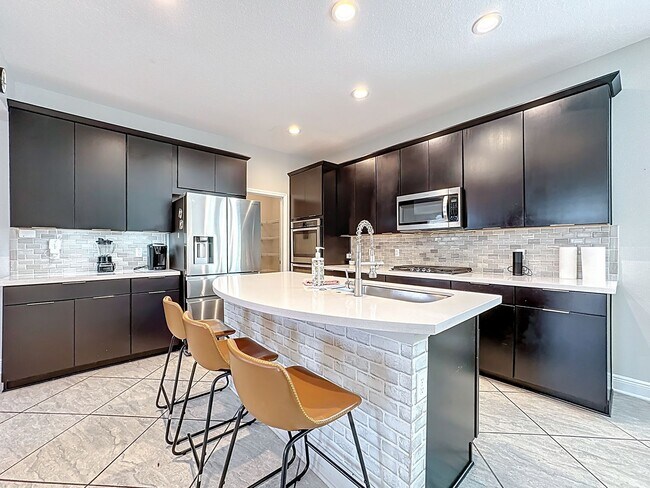 Building Photo - FURNISHED 4 Bedroom House + Office + Home ...