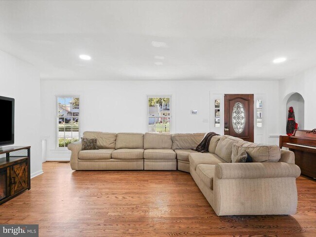 Building Photo - 8 English Oak Cir