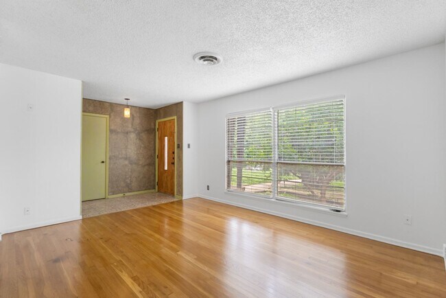 Building Photo - 2 Bed/2 Bath in Northeast Park Subdivision w/ pool