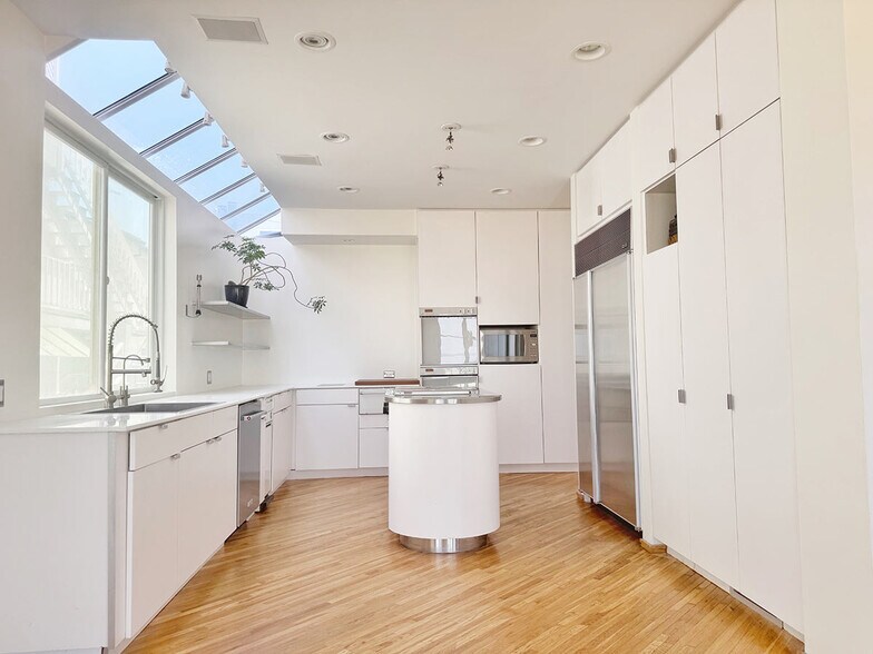 Building Photo - 3505 Ocean Front Walk