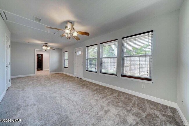 Building Photo - 350 Greenwood Cir