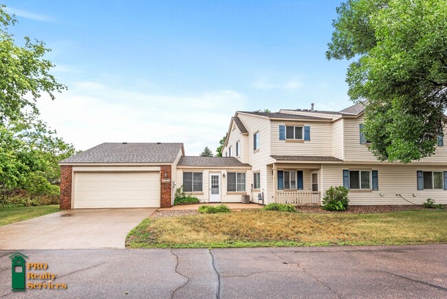 Building Photo - 3 Bedroom End Unit Townhouse