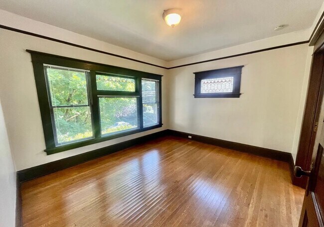 Living Room - Close-in SE Hawthorne Neighborhood Plex