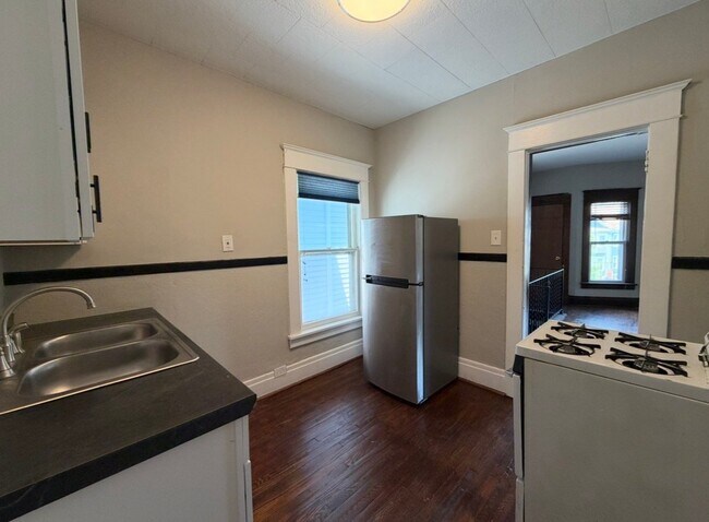 Building Photo - 1042 Elmwood Ave