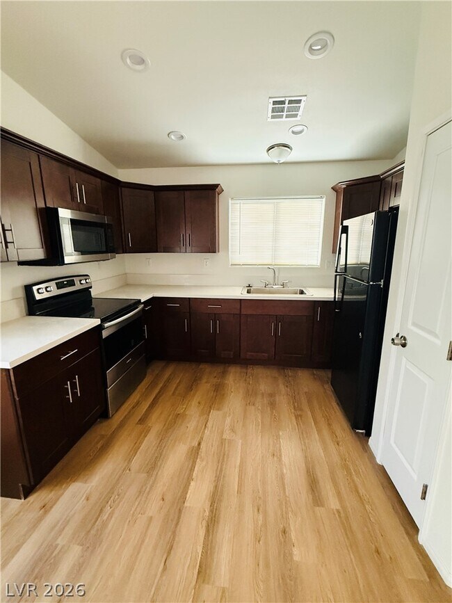 Building Photo - 2021 E Ambush St