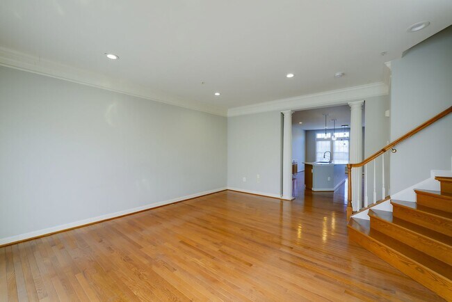 Building Photo - Luxury Living in the Villages of Urbana