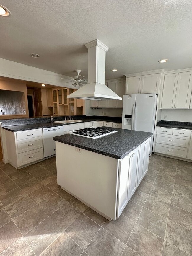 Building Photo - Beautiful Country Home! With Bonus Office/Den Room