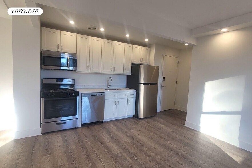 Building Photo - 45 W 81st St