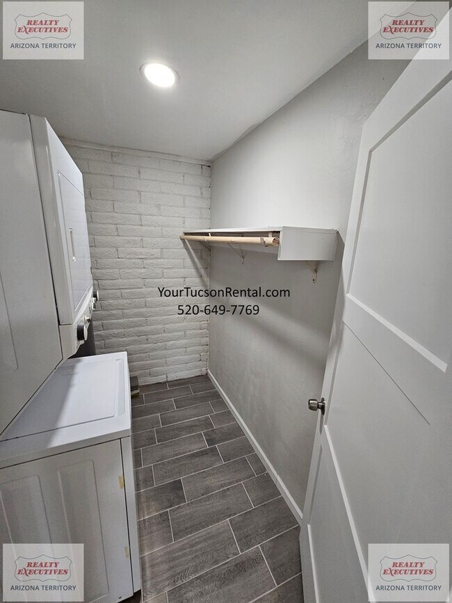 Building Photo - 2940 W Calle Canario