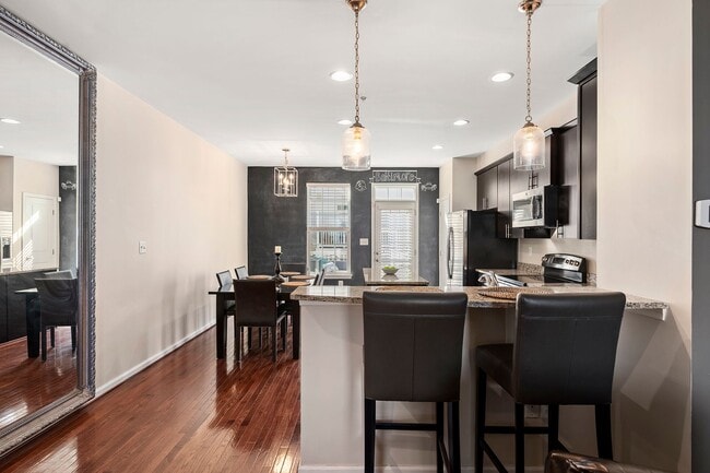 Building Photo - Luxury 3-Bed, 4-Bath Townhouse with Modern...
