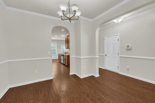 Building Photo - 3 Bedroom Townhome with 2 Car Garage in He...