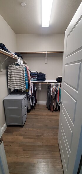 2nd floor - Master closet - 4428 Dexter Ln