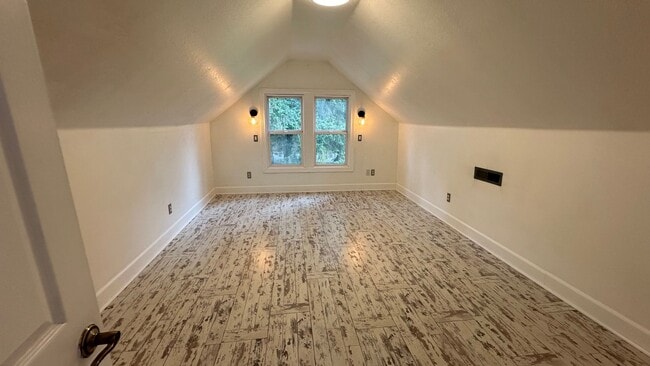 Building Photo - Portland Original Bungalow! Hardwoods, Lar...