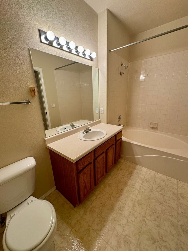 Building Photo - Gated West Side 2 bedroom/2 bath condo