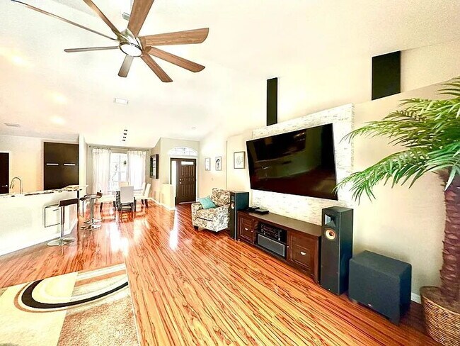 Building Photo - Luxury Updated Pool-Style Retreat on Quiet Cul-de-Sac