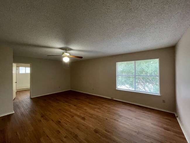 Building Photo - EXEMPLARY ROUND ROCK ISD - NO CARPET - FAN...