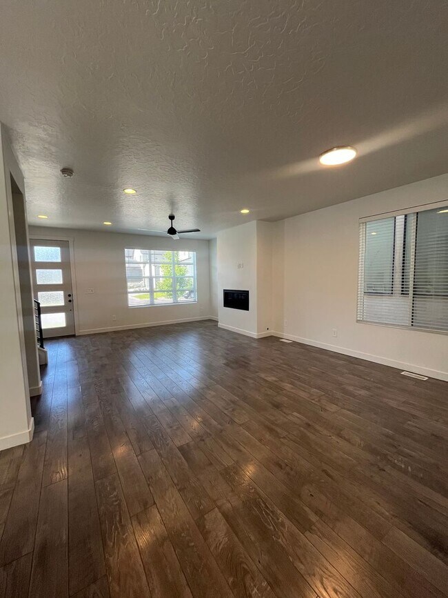 Building Photo - Spacious 3 Bed 2.5 Bath Home Available Jun...