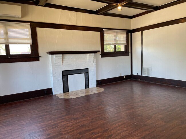 Building Photo - Beautiful Wood Details-Charming 1 Bedroom 1 Bath