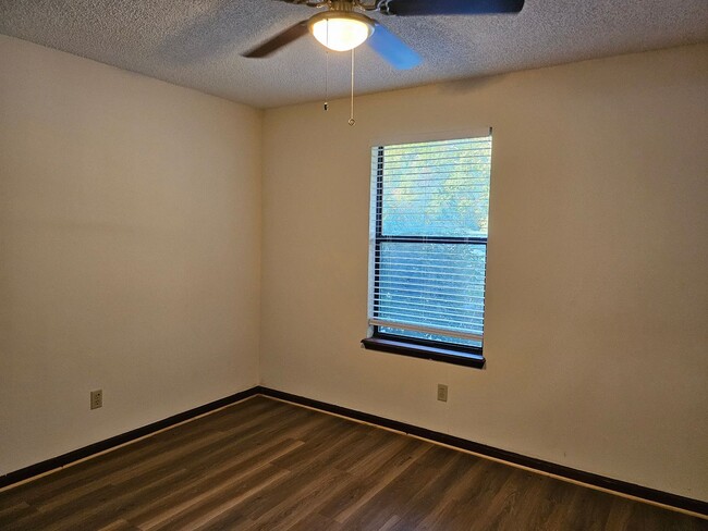 Building Photo - $1150 - 2/2 -Jefferson Square - Updated Unit!