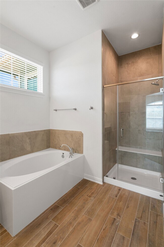 Building Photo - 611 Silver Pear Ct