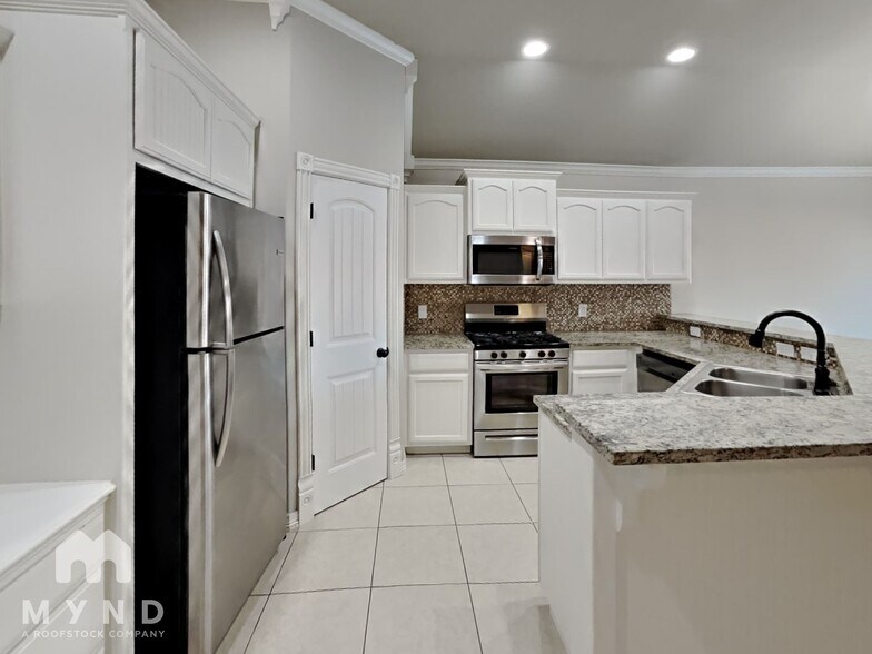 Building Photo - 3312 E Gillette St