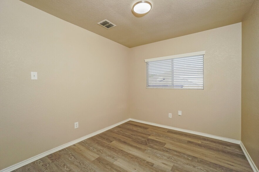 Building Photo - 9331 Maple Silver