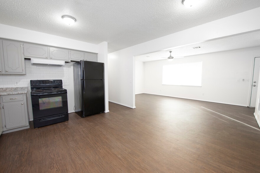 Building Photo - 1404 N Nail Pky