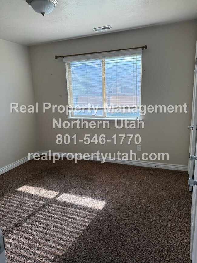 Building Photo - 3 Bedroom 2 Bath Home Now Available!
