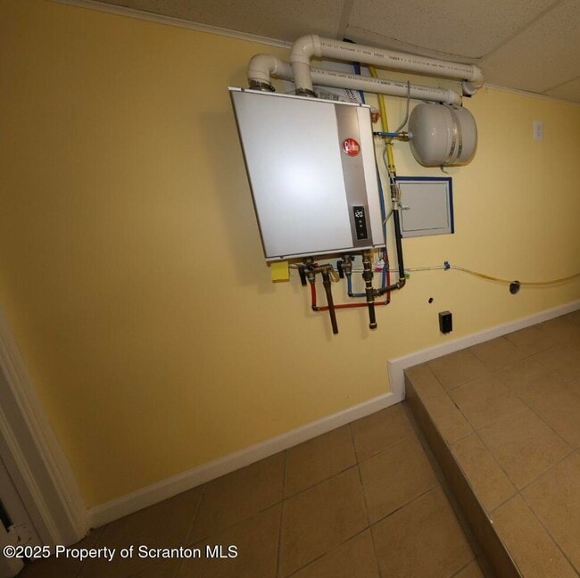 Building Photo - 322 1st St