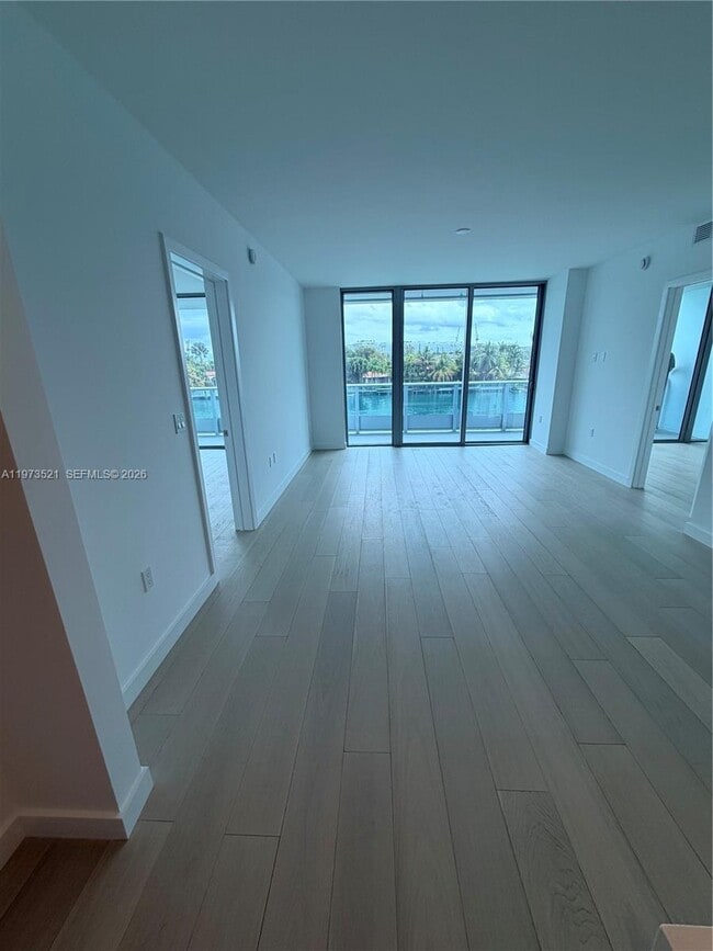 Building Photo - 9201 E Bay Harbor Dr