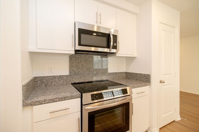 Building Photo - Brand New 3 Bed / 3 Bath Townhome In River...