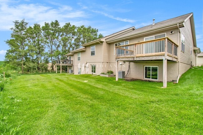 Building Photo - Ranch Townhome in Shadow View