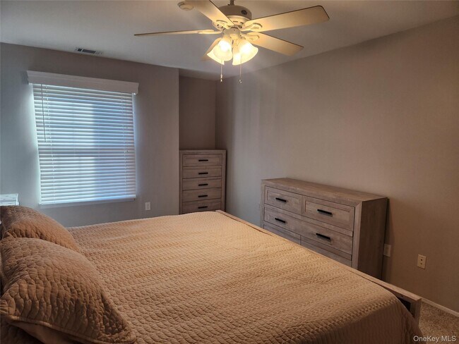 Building Photo - 334 Artist Lake Dr