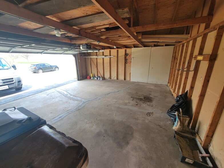 garage - 22005 Balmoral Dr