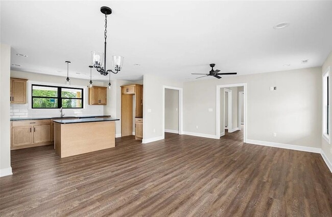 Building Photo - 3 Bed/2 Bath Home with 2 Car Garage