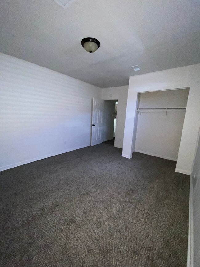 Building Photo - 1614 Parklane Dr