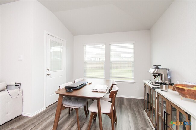 Building Photo - 1916 Deodar Dr