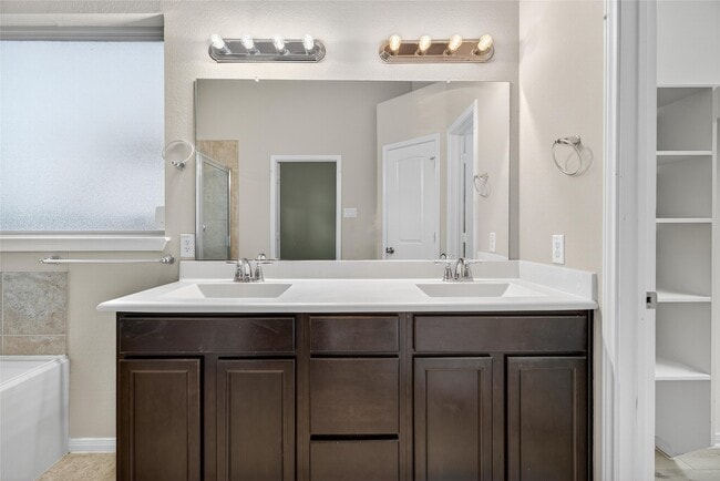 Building Photo - 2450 Garden Shadow Dr