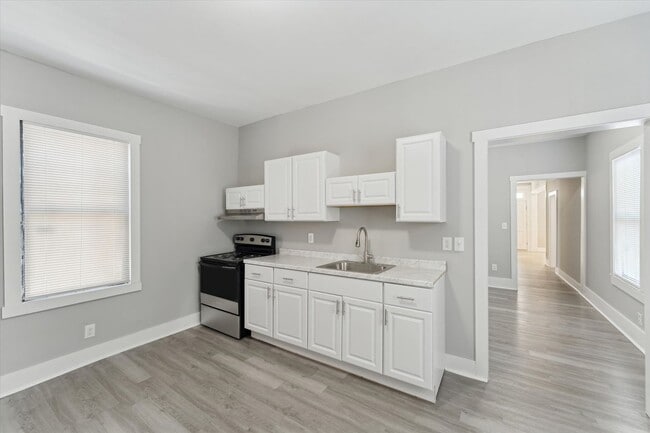 Building Photo - 1020 W 37th St
