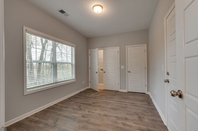 Building Photo - Live in Style and Comfort in Sought-After ...