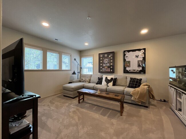 Building Photo - Charming 3 Bedroom Villebois Home with Loft, A/C, Designer Finishes and Community Pool!