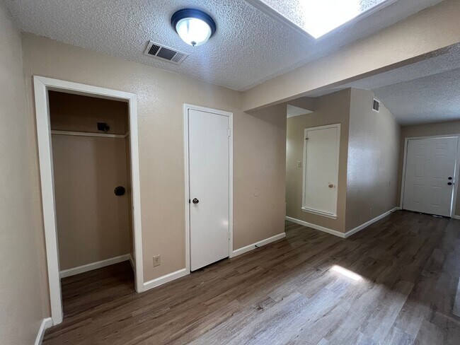 Building Photo - 5525 Lochmoor