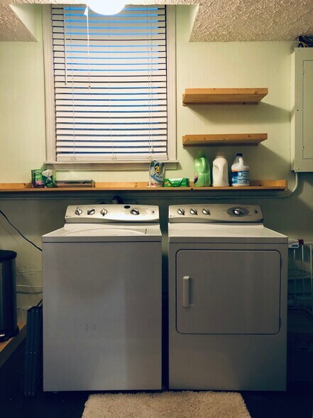 Laundry Room: Washer/Dryer In-Unit - 633 Bel Air Dr