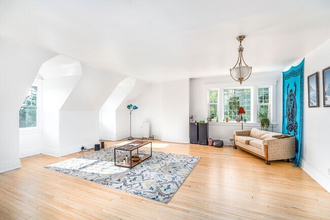 Building Photo - 3+ Bedroom in the Ordean Mansion - AVAILABLE TODAY!