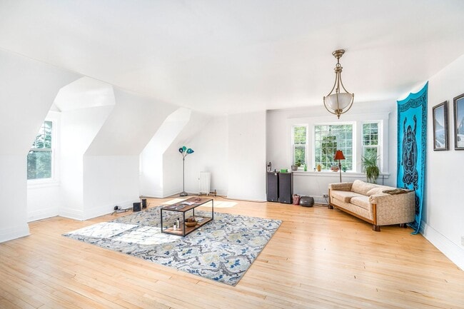 Building Photo - Beautiful 3+ Bedroom/1 Bathroom THIRD Floor Apartment in East Duluth Mansion - AVAILABLE TODAY!