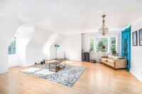 Building Photo - Beautiful 4 Bedroom/1 Bathroom THIRD Floor Apartment in East Duluth Mansion - AVAILABLE JUNE!