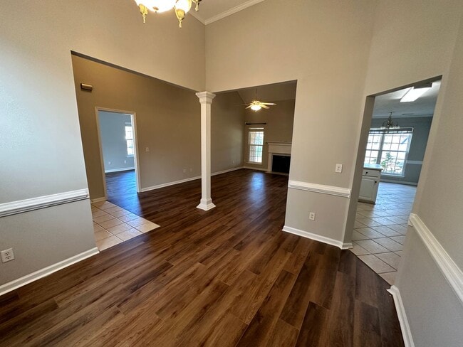 Building Photo - 4 bed 2 bath home with 2 car garage, covered patio, and fenced backyard