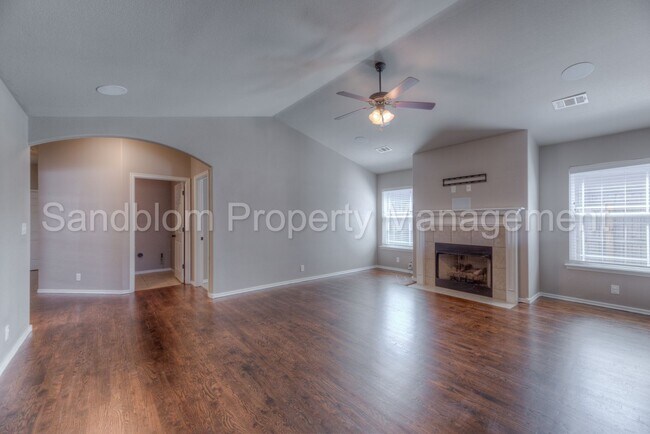 Building Photo - FOR LEASE | Jenks | 4 Bed, 2.5 Bath | $184...